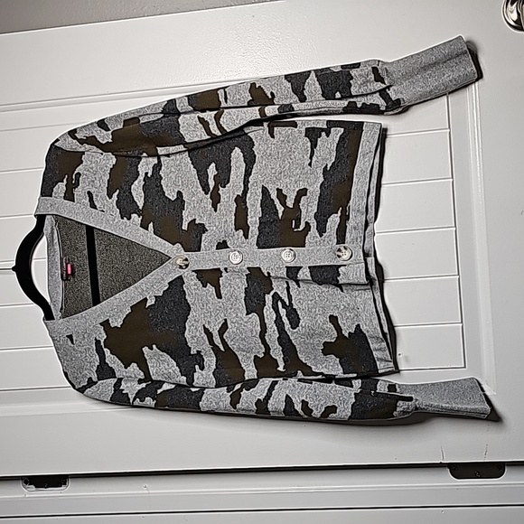 Vince Camuto Sweaters - Vince Camuto sm camo cardigan